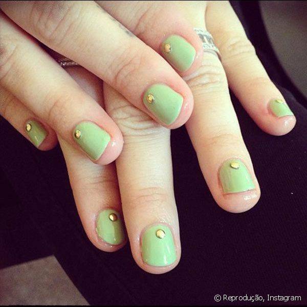 Em 2013 Demi Lovato publicou no Instagram sua nail art feita com esmalte verde pastel e pequenas tachas douradas